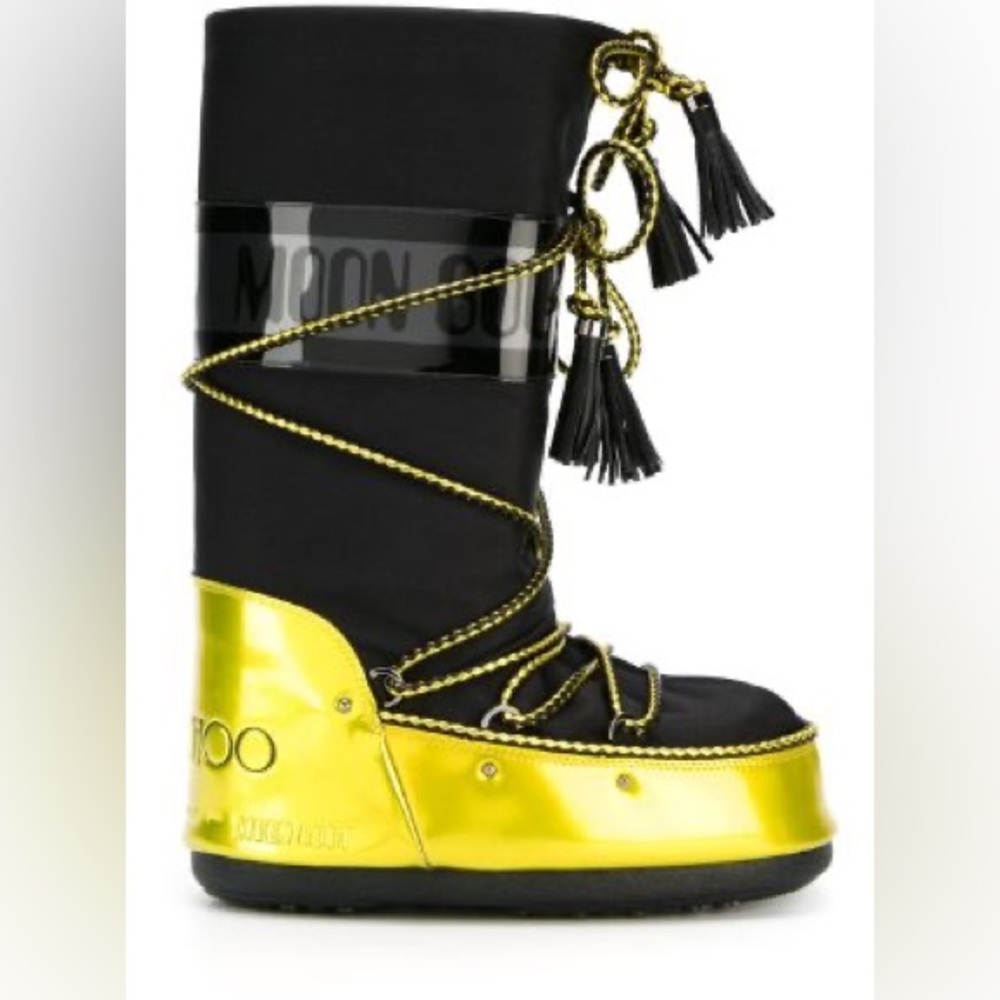 Jimmy Choo
panelled moon boots size 6